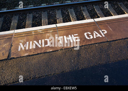 Dagegen Sie die Lücke Schild am Sandwell und Dudley Bahnhof Sandwell West Midlands UK Stockfoto