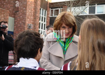 Joan Burton, spricht Tainaiste jungen Rugby-Spieler Irish Rugby Football Union (IRFU) Start Gebot an Host Rugby World Cup 2023 in Irland. Royal School Armagh 5. Dezember 2014 Credit: LiamMcArdle.com Stockfoto