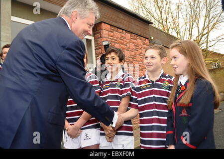 Peter Robinson, N.Ireland erster Minister spricht junge Rugby-Spieler Irish Rugby Football Union (IRFU) Start Gebot an Host Rugby World Cup 2023 in Irland. Royal School Armagh 5. Dezember 2014 Credit: LiamMcArdle.com Stockfoto