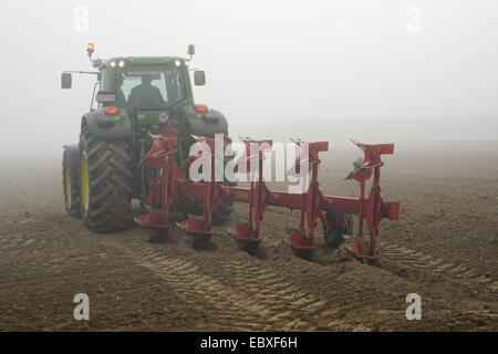 Traktor in Aktion, Ost-Flandern, Belgien-Heurne Stockfoto