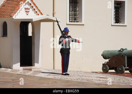 Wache vor dem Grimaldi-Palast in Monaco, Frankreich, Monaco Stockfoto