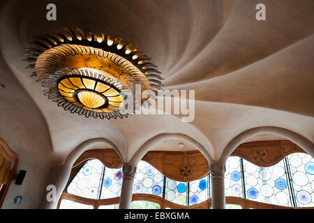 Casa Batllo in Barcelona, Spanien. Die Sonne-förmigen Kopf Lampe und Spirale Wirbel Decke von Antoni Gaudi auf der Bel Etage. Stockfoto