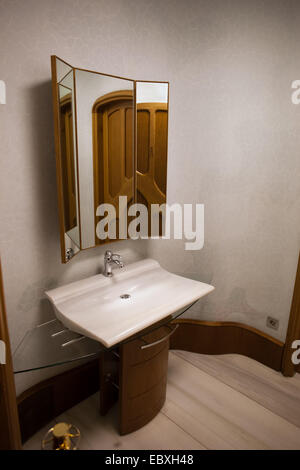 Waschbecken im Badezimmer von Casa Batllo, Barcelona, Katalonien, Spanien. Stockfoto