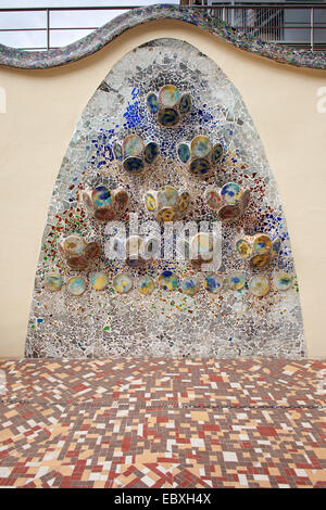 Trencadís Mosaik aus Scherben der zerbrochenen Dachziegel auf der Terrasse der Casa Batllo in Barcelona, Spanien. Stockfoto
