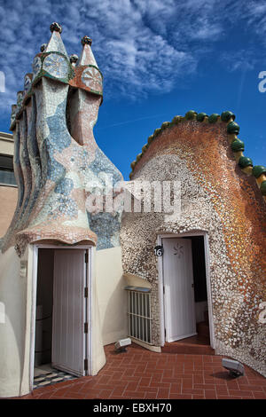 Casa Batllo von Antoni Gaudi in Barcelona, Katalonien, Spanien. Attic Ende Ausfahrt Eingangstüren auf dem Dach. Stockfoto