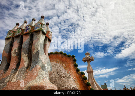 Casa Batllo von Antoni Gaudi in Barcelona, Katalonien, Spanien. Schornsteine mit zerbrochenen Dachziegel-Scherben-Mosaik. Stockfoto