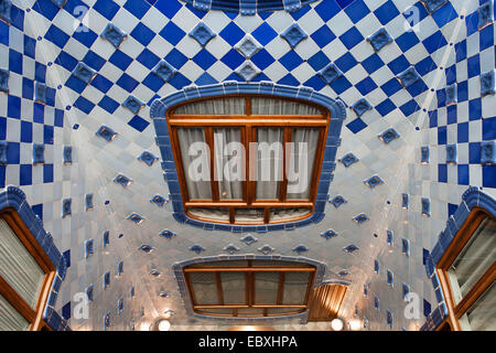 Casa Batllo von Antoni Gaudi in Barcelona, Katalonien, Spanien. Windows und geflieste Fassade des Atriums. Stockfoto