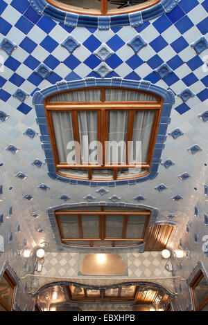 Casa Batllo von Antoni Gaudi in Barcelona, Katalonien, Spanien. Windows und geflieste Fassade des Atriums. Stockfoto