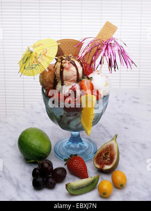 Eis in ein Glas, Eisbecher mit Sahne und Früchten, Richtfest Stockfoto