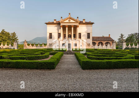 Villa Emo, Monselice, Venetien, Italien, erbaut von Vincenzo Scamozzi im Jahr 1588. Die Fassade mit einem aufwendigen Parterre aus abgesteckten Kastenhecken, die vorne angelegt sind Stockfoto