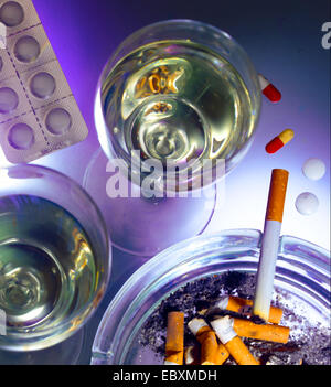 gefährliche Mischung, Alkohol, Zigaretten, Tabletten Stockfoto