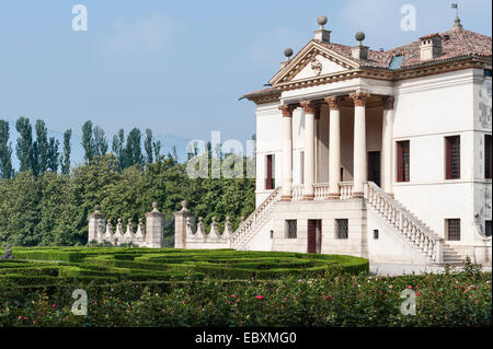 Villa Emo, Monselice, Venetien, Italien, erbaut von Vincenzo Scamozzi im Jahr 1588. Die Fassade mit einem aufwendigen Parterre aus abgesteckten Kastenhecken, die vorne angelegt sind Stockfoto