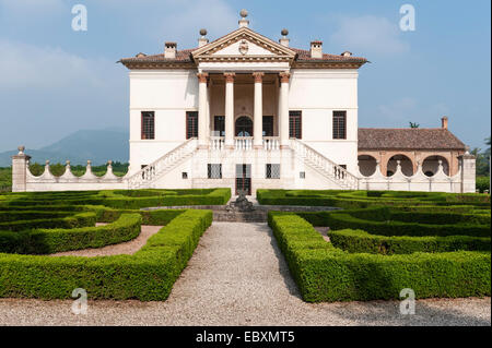 Villa Emo, Monselice, Venetien, Italien, erbaut von Vincenzo Scamozzi im Jahr 1588. Die Fassade mit einem aufwendigen Parterre aus abgesteckten Kastenhecken, die vorne angelegt sind Stockfoto