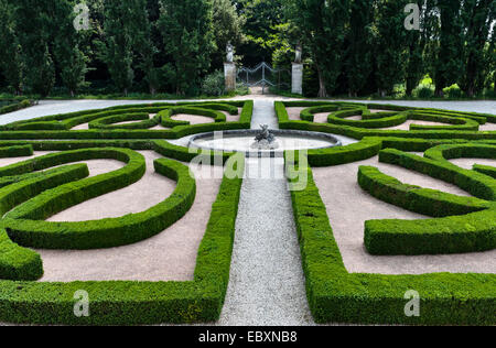 Makellos geschnittene Kastenhecken im formellen Parterre vor der Villa Emo aus dem 16. Jahrhundert, Monselice, Venetien, Italien Stockfoto