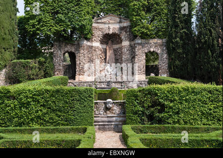 Villa Rizzardi (Giardino di Pojega), Negrar, Italien. Die Grotte in der "geheimen Garten" neben der villa Stockfoto