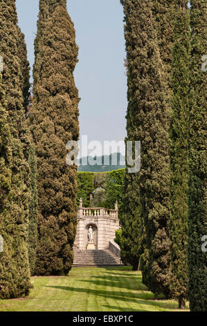 Villa Rizzardi (Giardino di Pojega), Negrar, Italien. Ein Blick über eine Allee mit hohen Zypressen zum belvedere, von dem einst Musiker spielten Stockfoto