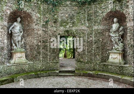 Villa Rizzardi (Giardino di Pojega), Negrar, Italien. Statuen von Minerva und Diana stehen im kreisförmigen offenen Tempel im „bosco“, oder Waldgarten Stockfoto