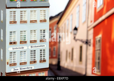 Nahaufnahme von einer Modelleisenbahn bauen, gegen ein Foto von einer Straße, Stillleben Stockfoto