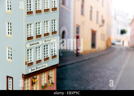 Nahaufnahme von einer Modelleisenbahn bauen, gegen ein Foto von einer Straße, Stillleben Stockfoto