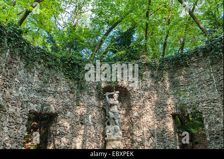 Villa Rizzardi (Giardino di Pojega), Negrar, Italien. Eine Herkules-Statue steht in einem kreisförmigen offenen Tempel im „bosco“, einem Waldgarten Stockfoto