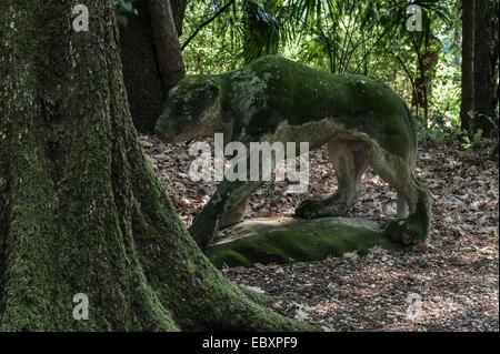 Villa Rizzardi (Giardino di Pojega), Negrar, Venetien, Italien. Eine Statue eines Panthers lauert im schattigen „bosco“, einem Waldgarten Stockfoto