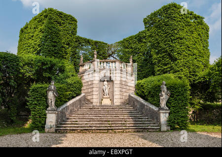 Das belvedere in der Villa Rizzardi (Giardino di Pojega), Negrar, Venetien, Italien, umgeben von hohen Hecken mit Hainbuche. Sie diente als Musikergalerie Stockfoto