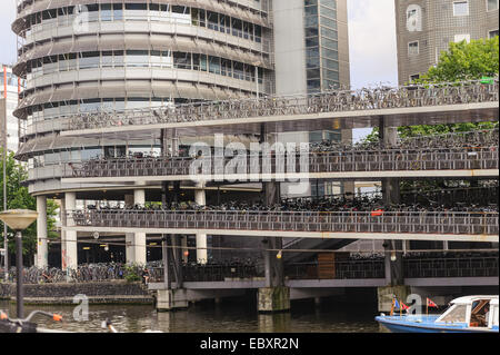 Mehrere Etagen Fahrräder parken in Amsterdam statt. Stockfoto