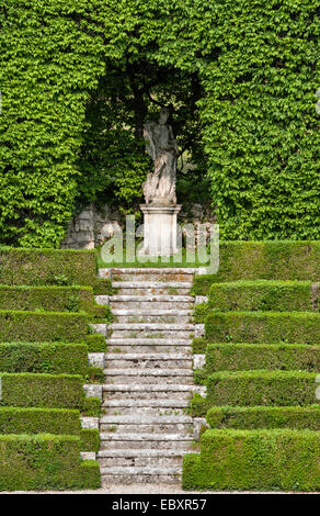 Makellos geschnittene Hecken aus Büchse und Hainbuche bilden das von Luigi Trezza entworfene grüne Theater aus dem 18. Jahrhundert in der Villa Rizzardi, Negrar, Venetien, Italien Stockfoto