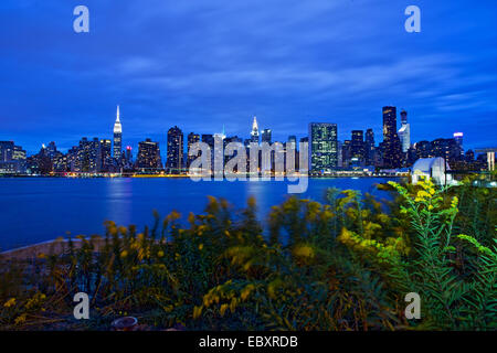 Manhattan Skyline & East River in der blauen Nacht, Blick vom Long Island City, Queens, NY, USA, New York City, 18. Oktober 2014. Stockfoto