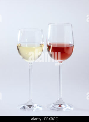 rot- und Weißwein im Glas Stockfoto