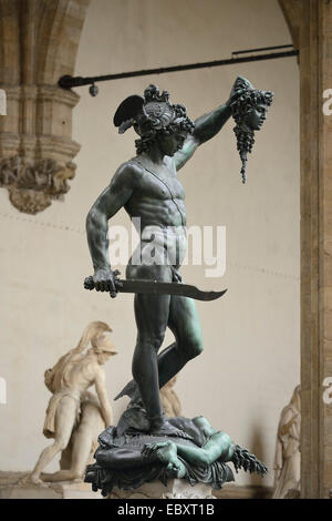 Florenz. Italien. Skulptur der triumphierende Perseus mit dem Haupt der Medusa (1545) von Benvenuto Cellini, Loggia dei Lanzi. Stockfoto