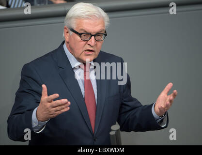 Berlin, Deutschland. 5. Dezember 2014. Der deutsche Außenminister Frank-Walter Steinmeier spricht über den Einsatz der Bundeswehr in Afghanistan gelegentlich von der Mission entschlossene Unterstützung (RSM) im Deutschen Bundestag in Berlin, Deutschland, 5. Dezember 2014. Foto: Tim Brakemeier/Dpa/Alamy Live News Stockfoto