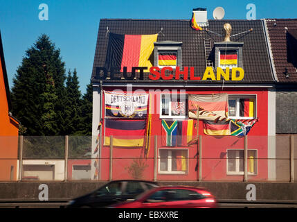 Haus an der Autobahn A40 mit deutschen und südafrikanischen Flaggen geschmückt und schreiben Deuschland, Germany, North Rhine-Westphalia, Ruhrgebiet, Essen Stockfoto