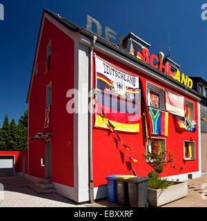 Haus an der Autobahn A40 mit deutschen und südafrikanischen Flaggen geschmückt und schreiben Deuschland, Germany, North Rhine-Westphalia, Ruhrgebiet, Essen Stockfoto