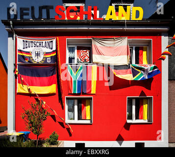 Haus an der Autobahn A40 mit deutschen und südafrikanischen Flaggen geschmückt und schreiben Deuschland, Germany, North Rhine-Westphalia, Ruhrgebiet, Essen Stockfoto