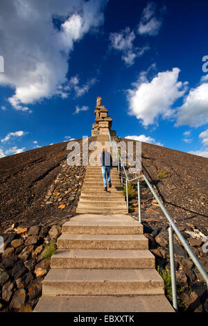 Frau auf dem Weg zur Himmelstreppe, Himmelsleiter, auf Halde Rheinelbe, Deutschland, Nordrhein-Westfalen, Ruhrgebiet, Gelsenkirchen Stockfoto