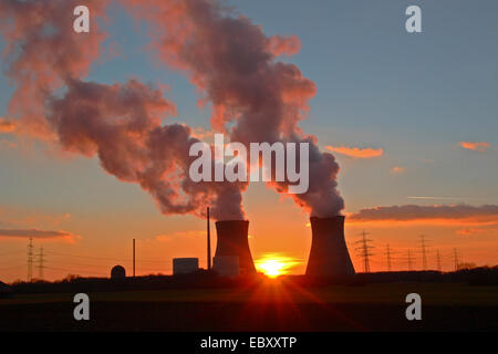 Kernkraftwerke bei Sonnenuntergang, Deutschland, Bayern, Günzburg Stockfoto