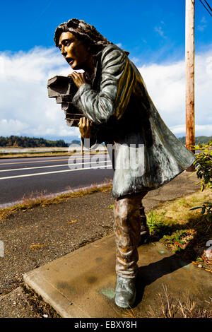 "Cramming für Finale "Skulptur vor dem Tsunami Galerie auf US-Highway 101 Gardiner, Oregon United States Stockfoto