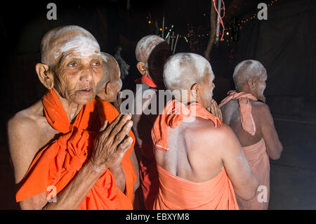 Gruppe der neu initiierte Shiva Sadhvis, heilige Frauen, von Avan Akhara, beten in der Nacht bei der Sangam, dem Zusammenfluss von der Stockfoto