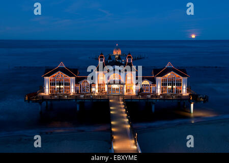 Sellin Pier mit den aufgehenden Mond, Baltic Seaside Resort Sellin, Rügen, Mecklenburg-Western Pomerania, Deutschland Stockfoto