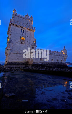 Belém Turm, Torre de Belém, gebaut von Francisco de Arruda, in der Abenddämmerung, Lissabon, Portugal, Europa Stockfoto