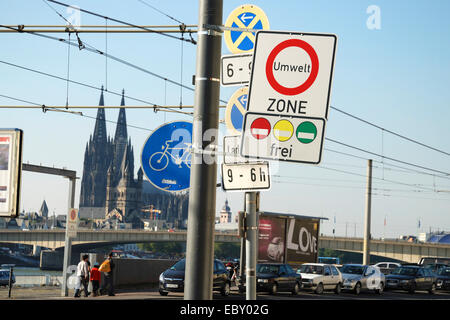 Low Emission Zone, unterschreibt Verkehr vor Kölner Dom, Cologne, Nordrhein-Westfalen, Deutschland Stockfoto