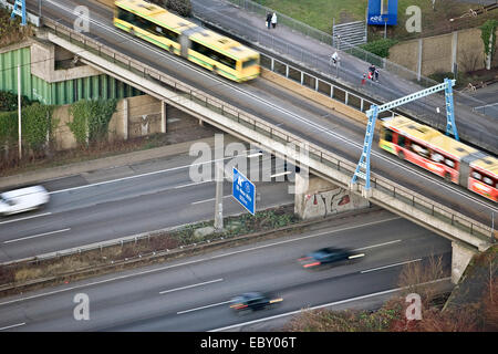 Blick Fromt Gasometer A 42 hohe Art und Weise zu überbrücken, für Busse und Pedestrains, Deutschland, Nordrhein-Westfalen, Ruhrgebiet, Oberhausen Stockfoto