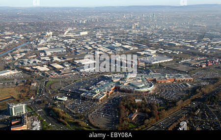 Luftaufnahme von Trafford Centre mit der Manchester Stadt Skyline im Hintergrund, UK Stockfoto