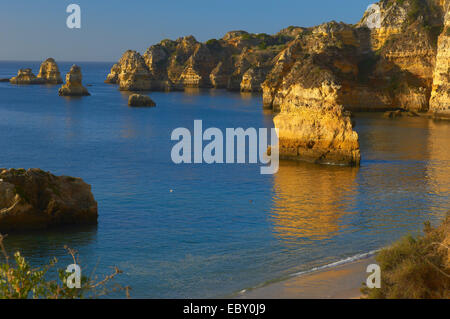 Klippen am Praia da Dona Ana Strand, Lagos, Algarve, Portugal, Europa Stockfoto