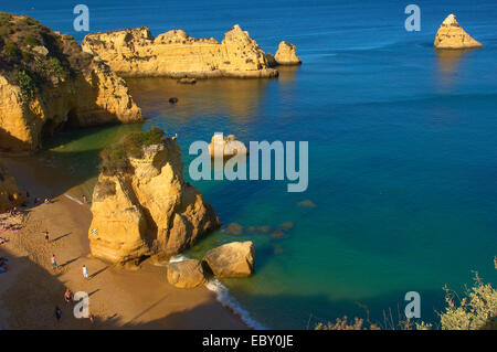 Klippen am Praia da Dona Ana Strand, Lagos, Algarve, Portugal, Europa Stockfoto