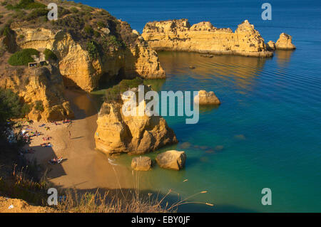 Klippen am Praia da Dona Ana Strand, Lagos, Algarve, Portugal, Europa Stockfoto