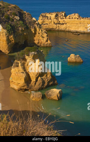 Klippen am Praia da Dona Ana Strand, Lagos, Algarve, Portugal, Europa Stockfoto