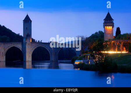 Pont Valentre Brücke bei Dämmerung, Fluss Lot, Cahors, viel Abteilung, Quercy, Via Podiensis, Way of St. James, Frankreich Stockfoto