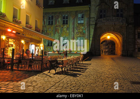 Cafe Terrasse neben Altes Rathaus, altes Rathaus, UNESCO-Weltkulturerbe, bei Nacht, Franken, Bamberg, Oberfranken Stockfoto